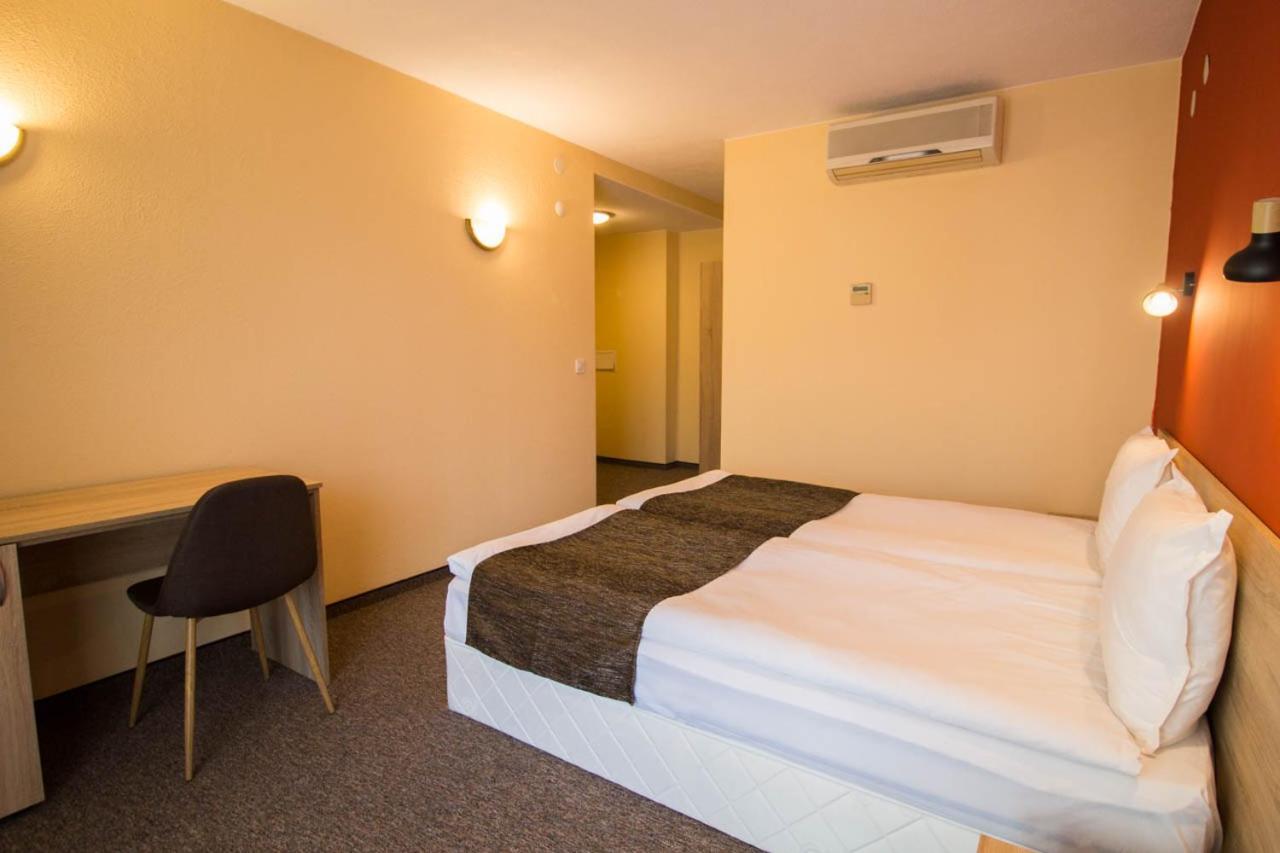 Evridika Hotel Devin Bagian luar foto